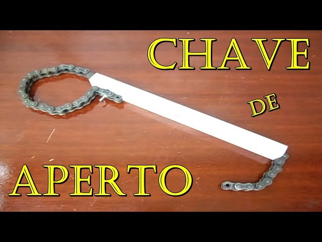 uma chave de casa com correntes
