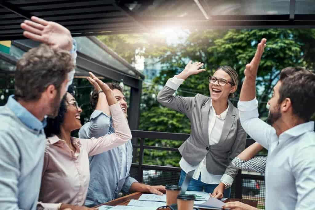 uma equipe colaborando em um projeto