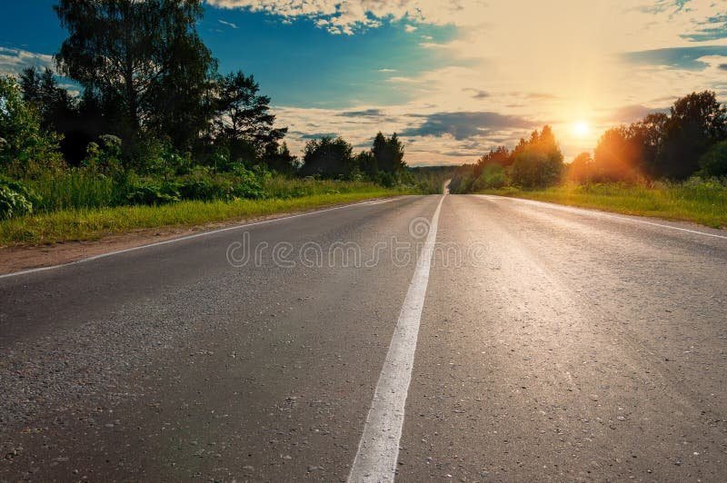 uma estrada se estendendo para o horizonte