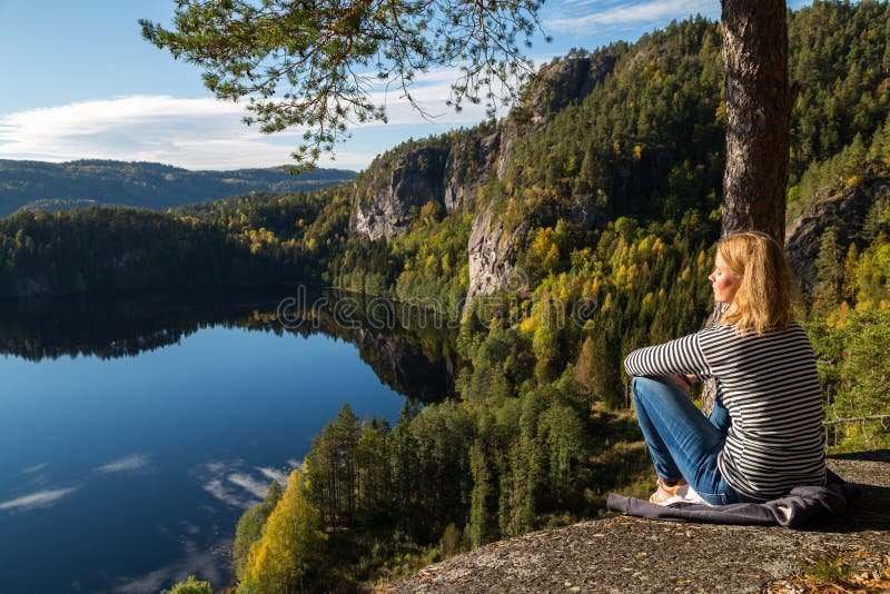 uma mulher contemplando a natureza sozinha