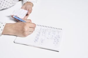 uma pessoa escrevendo em um caderno 2