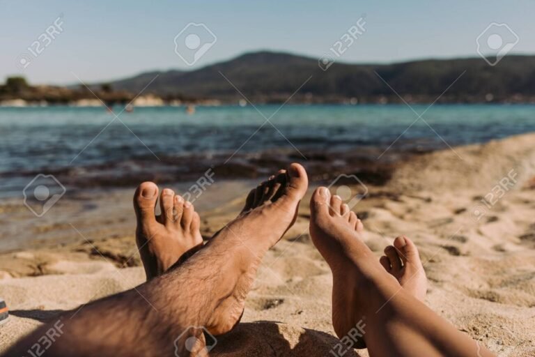 uma pessoa relaxando em uma praia ensolarada