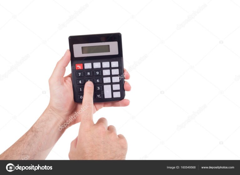 uma pessoa segurando uma calculadora e documentos