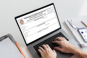 uma pessoa usando um computador com notas fiscais