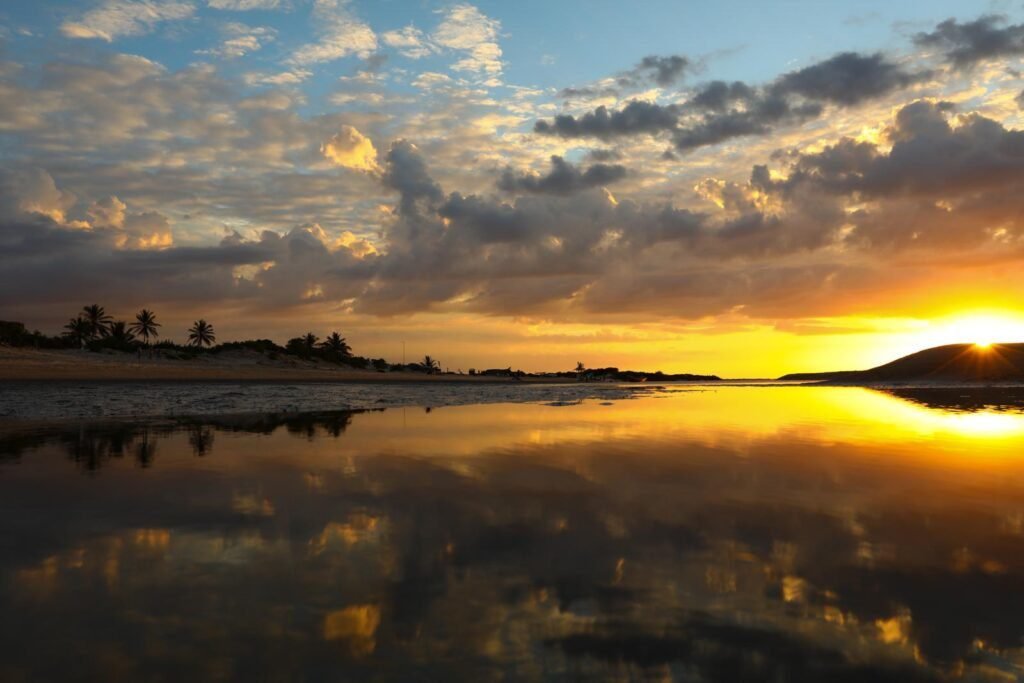 uma praia deserta ao por do sol