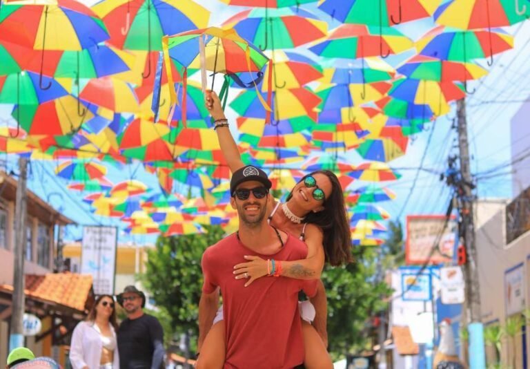 uma praia tranquila com uma sombrinha colorida