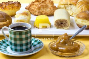 uma xicara de cafe com doces artesanais