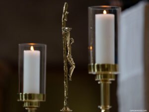 velas acesas em um altar de santos