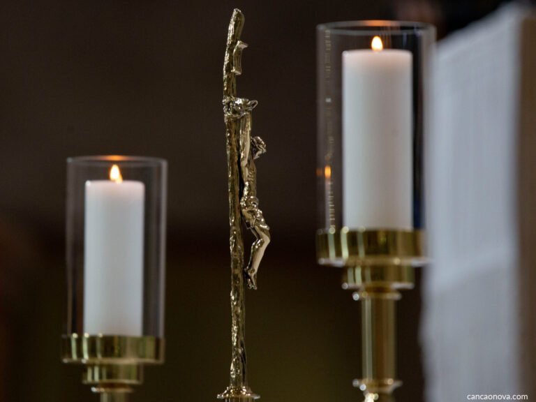 velas acesas em um altar de santos
