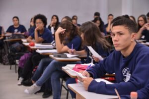 vistas do senac porto alegre e alunos estudando